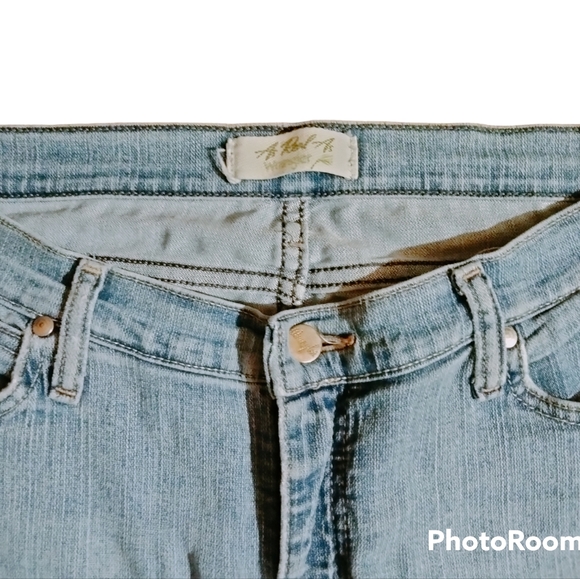 Vintage 'As Real As Wrangler' Light Wash Relaxed Fit Women's Denim Jeans - Picture 4 of 13